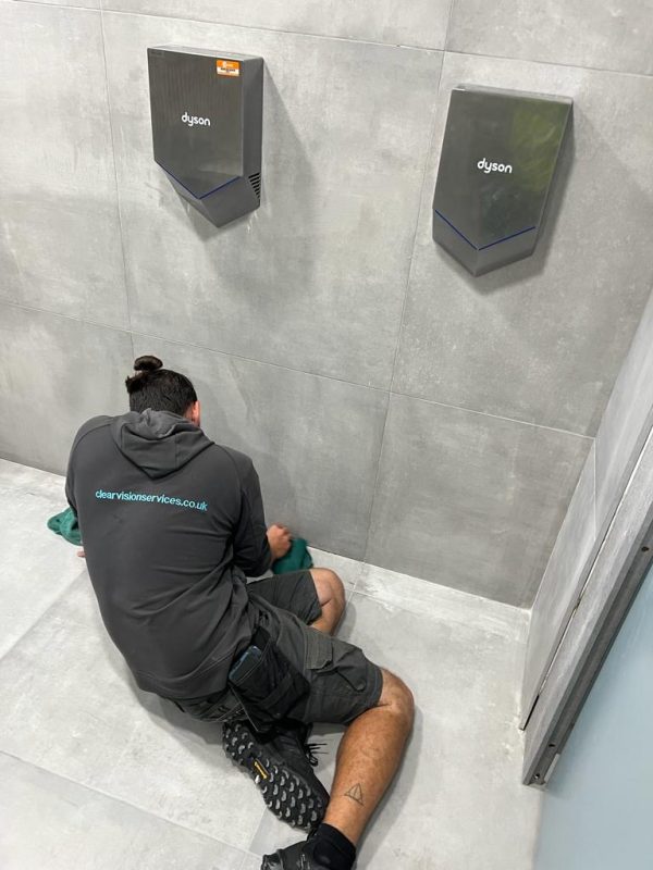 commercial washroom cleaning